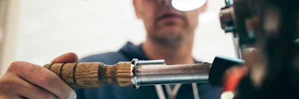 站点前沿门户首屏展示现代体育场馆与数字界面融合