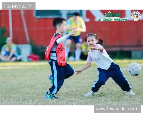 足球明星与儿子温馨互动视频展现亲子时光的快乐与感动